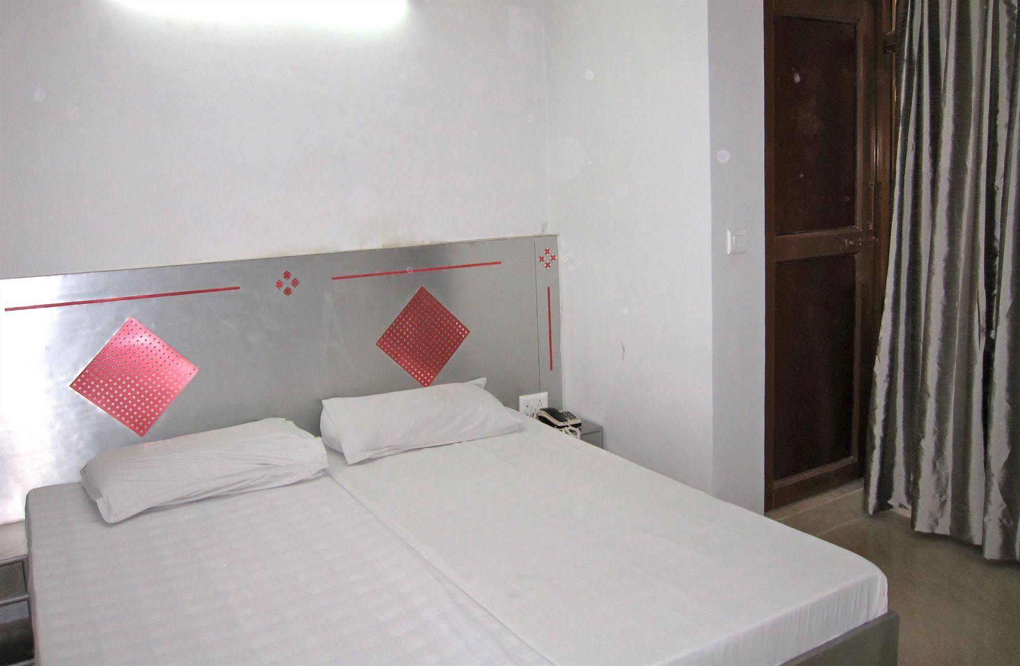 Hotel Kwality New Delhi Exterior photo