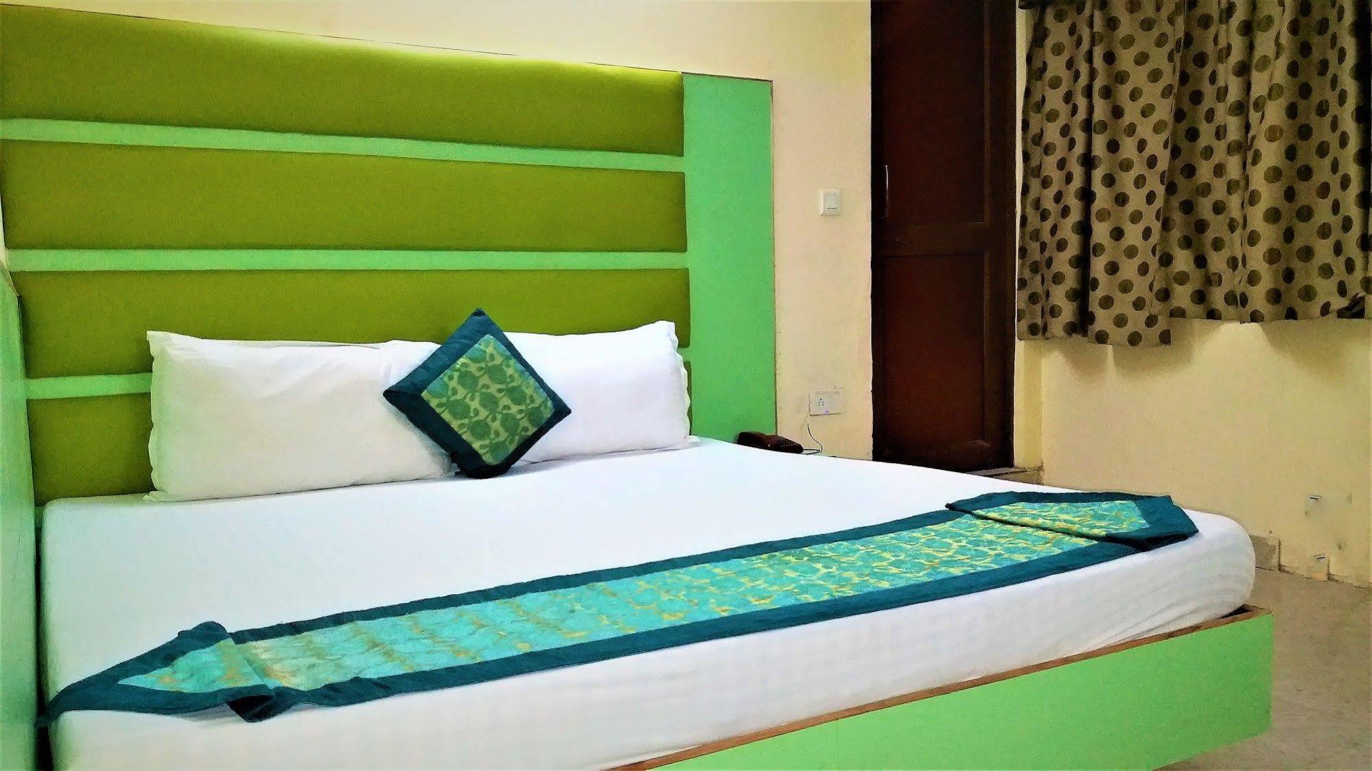 Hotel Kwality New Delhi Exterior photo